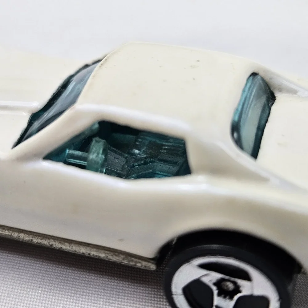 Vintage 1975 Hot Wheels Corvette Stingray Pearl White Malaysia Diecast 1:64